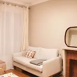 Sunny Renovated In The Heart Of דירה *