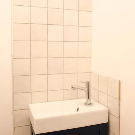 Lejlighed Sunny Renovated In The Heart Of