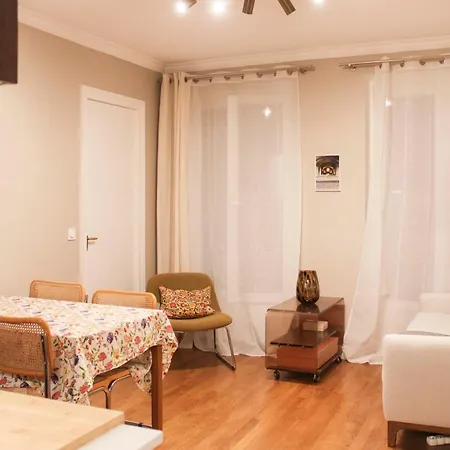 Sunny Renovated In The Heart Of דירה